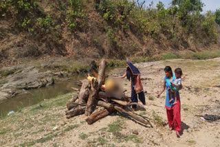 Taking her son in her arms, the wife performed her husband's last rites