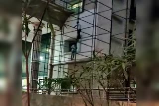 man-tried-to-climb-the-hospital-building-while-the-staff-reject-to-meet-his-died-mother