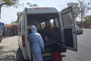 People suffering in ambulance outside Sardar Patel Covid Center