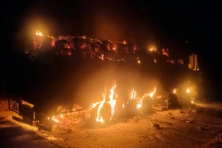 naxalites set fire on 7 vehicles