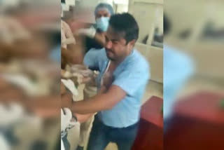 Video viral on social media  Dispute in private hospital  one party beat up another  beat up another  Indore News  ಆಸ್ಪತ್ರೆಯಲ್ಲೇ ಹಿಗ್ಗಾ-ಮುಗ್ಗಾ ಹೊಡೆದಾಡಿಕೊಂಡ ಎರಡು ಬಣ  ಇಂದೋರ್​ನಲ್ಲಿ ಆಸ್ಪತ್ರೆಯಲ್ಲೇ ಹಿಗ್ಗಾ-ಮುಗ್ಗಾ ಹೊಡೆದಾಡಿಕೊಂಡ ಎರಡು ಬಣ  ಮಧ್ಯಪ್ರದೇಶದ ಇಂದೋರ್​ ಆಸ್ಪತ್ರೆಯಲ್ಲಿ ಹೊಡೆದಾಟ  ಮಧ್ಯಪ್ರದೇಶದ ಇಂದೋರ್​ ಆಸ್ಪತ್ರೆಯಲ್ಲಿ ಹೊಡೆದಾಟ ಸುದ್ದಿ,  ಇಂದೋರ್​ ಸುದ್ದಿ