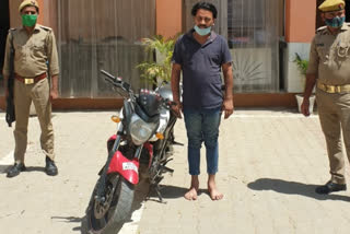 An accused arrested with a stolen motorcycle in greater noida