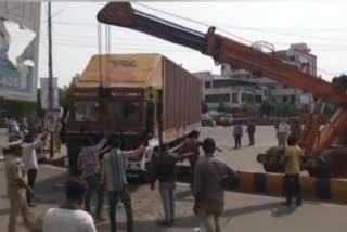 lorry dash the divider at vijayawada