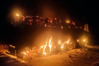 naxalites set fire on vehicle