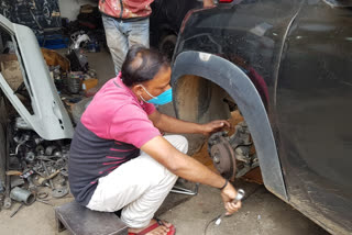 car mechanic helping people in epidemic in giridih