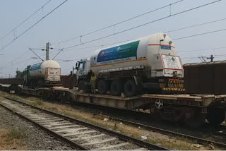 'Oxygen Express' with 3 tankers arrives in Maharashtra