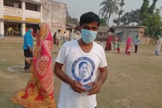 voter is with khela hobe t-shirt in malda