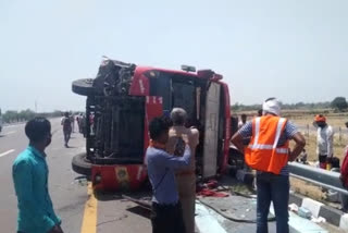 bus-with-100-labourers-overturned-in-agra-lucknow-expressway