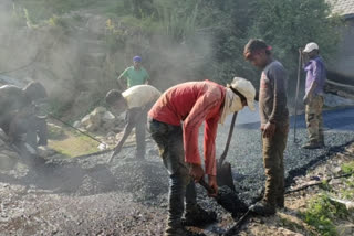 Tarring work started in Karsog, करसोग में टारिंग का काम शुरू