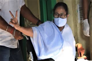 Banerjee casts her vote Mamata Banerjee cast her vote at a polling station Bhabanipur Mamata on weelchair Bhabanipur seat elections wEST bENGAL ELECTIONS 2021 ബംഗാള്‍ നിയമസഭാ തെരഞ്ഞെടുപ്പ് ബംഗാള്‍ തെരഞ്ഞെടുപ്പ് ഭവാനിപ്പൂര്‍ മമതയില്ലാത്ത ഭവാനിപ്പൂര്‍