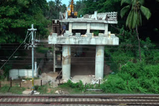 Construction of Kanhangad Kottachery Railway Overbridge is in progress  റെയില്‍വേ മേല്‍പ്പാല നിര്‍മാണം പുരോഗമിക്കുന്നു  കാഞ്ഞങ്ങാട്ടെ കോട്ടച്ചേരി റെയില്‍വേ മേല്‍പ്പാലം  മേല്‍പ്പാല നിര്‍മാണം  Railway Overbridge is in progress