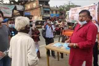 মুখত মাস্ক অবিহনেই ৰাজপথত মাস্ক বিতৰণ মন্ত্ৰী যোগেন মহনৰ