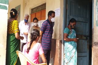 people waiting for vote due to problem of thermal scanner in ballary