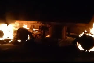 naxalites burn five vehicles in chatra