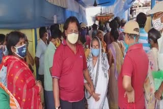 shortage-of-vaccine-in-hooghly-district-fear-of-infection-in-crowded-line