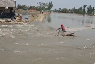 নদী বাঁধ ভেঙে প্লাবিত বৈকুন্ঠপুর