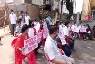 all-assam-student-union-protest-due-road-close-by-contractor-etv-bharat-news