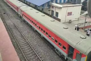 girl falls from Asansol-Gaya passenger train
