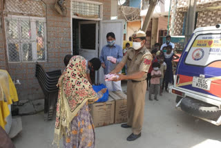 Dwarka DCP office policemen distributed food packets