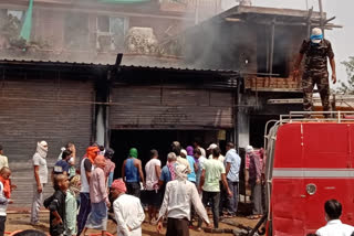 दुकान में आग लMillions of goods burnt due to fire in electronic shop