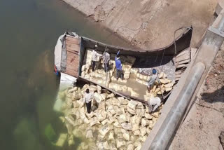 A truck filled with cement fell into the canal uncontrollably