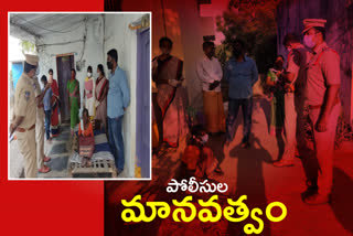 వృద్దురాలికి ఆశ్రయం కల్పించిన పోలీసులు