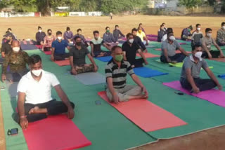 police personnel doing yoga at mandsaur police line