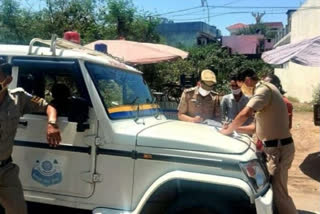 Police cut challan for not following corona and traffic rules