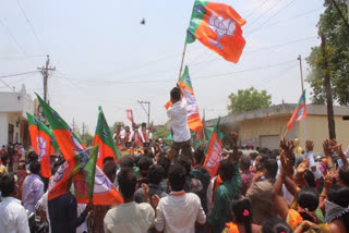 Covid norms flouted at Telangana BJP president's roadshow in Warangal