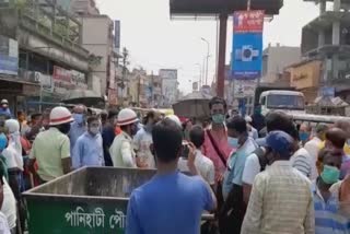 ভ্যাকসিনের দাবিতে সোদপুর মধ্যমগ্রাম রোড অবরোধ