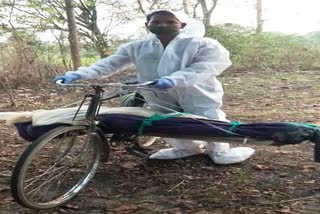 a covid patient dead body carry in bicycle in balangir