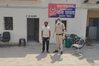 delhi police arrested smuggler with illegal liquor in chhawla