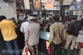 લોકડાઉનનો ડરઃ તમાકુની દુકાન બહાર વ્યસનીઓની લાંબી કતારો