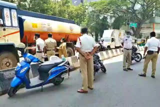 every vehicle checking, every vehicle checking by police, every vehicle checking by police in Bangalore, Bangalore curfew news, ಪ್ರತಿಯೊಂದು ವಾಹನ ತಪಾಸಣೆ, ಬೆಂಗಳೂರಿನಲ್ಲಿ ಪ್ರತಿಯೊಂದು ವಾಹನ ತಪಾಸಣೆ, ಬೆಂಗಳುರಿನಲ್ಲಿ ಪ್ರತಿಯೊಂದು ವಾಹನ ತಪಾಸಣೆ ನಡೆಸುತ್ತಿರುವ ಪೊಲೀಸರು, ಬೆಂಗಳೂರು ಕರ್ಫ್ಯೂ ಸುದ್ದಿ,