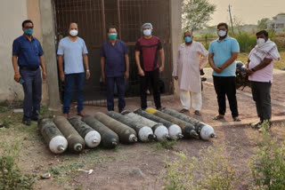 Marwadi Seva Manch of Bemetra gave 10 oxygen cylinders for Corona patients