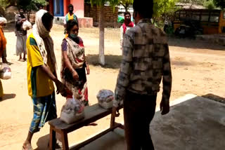 pendra-kotmi-police-distributed-ration-to-12-families