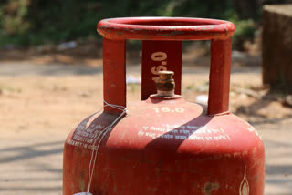 domestic cylinder users on dhabas in sarkaghat, ढाबों पर घरेलू सिलेंडर उपयोग