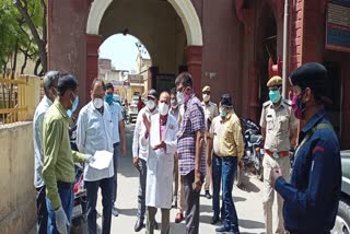 जिला अस्पताल में व्यवस्था देखी, धौलपुर समाचार,  Inspection of Dholpur District Collector and SP,  Seen the arrangement in the district hospital, Given necessary instructions