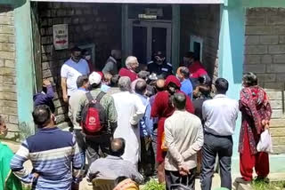 Heavy crowd outside Corona vaccination center in sundernagar