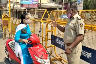 women clash with  traffic police