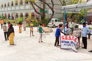 Food being distributed by the Delhi government for migrant laborers