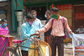 ৰঙিয়া ডিজিটেল প্ৰেছক্লাবৰ বিনামূলীয়া মাক্স, চেনিটাইজাৰ বিতৰণ