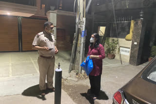 Delhi Police delivers Oxygen Cylinder