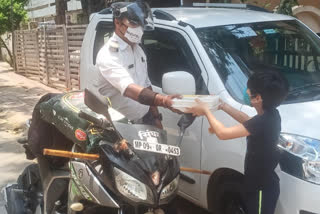 Indore, Madhya Pradesh  Traffic Constable helps a Covid positive family in Indore  Madhya Pradesh News  Indore News  MP Covid-19 Update  കൊവിഡ് സ്ഥിരീകരിച്ച കുടുംബത്തിന് താങ്ങായി ട്രാഫിക് പൊലീസ് കോൺസ്റ്റബിൾ  മധ്യപ്രദേശ്