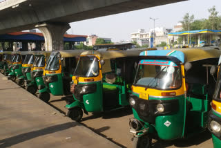 auto drivers in lockdown  corona new cases in delhi '  corona lockdown in delhi  lockdown effect in delhi auto drivers  दिल्ली में कोरोना के नए मामले  दिल्ली में लॉकडाउन  लॉकडाउन में ऑटो चालक परेशान  दिल्ली में कोरोना महामारी