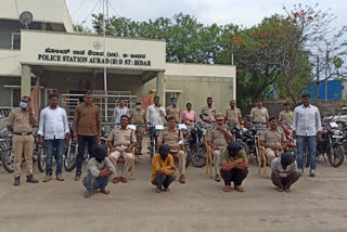 four bike thieves arrested, four bike thieves arrested in Bidar, Bidra crime news, ನಾಲ್ವರು ಬೈಕ್​ ಕಳ್ಳರು ಬಂಧನ, ಬೀದರ್​ನಲ್ಲಿ ನಾಲ್ವರು ಬೈಕ್​ ಕಳ್ಳರು ಬಂಧನ, ಬೀದರ್​ ಅಪರಾಧ ಸುದ್ದಿ,