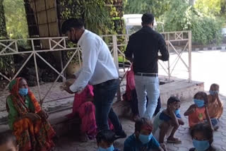 NGO is continuously helping needy people living on pavement in south delhi