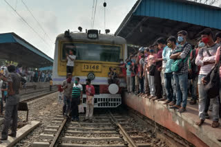 চম্পাহাটিতে রেল অবরোধ সাধারণ যাত্রীদের