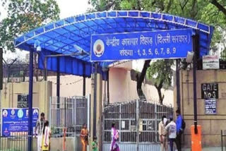 Tihar jail  emergency parole  COVID-19  കൊവിഡ്  പൊതുതാൽപര്യ ഹർജി  ജയില്‍ അധികൃതര്‍