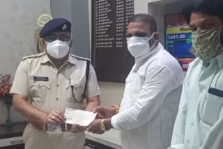 KARNI SENA HANDED OVER 1 LAKH RUPEES CHEQUE TO UJJAIN POLICE